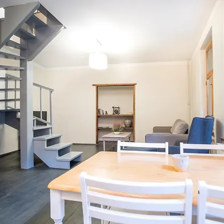 Dream - Bright 2-bedroom 2-floor Old Town Apartment